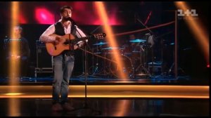 Парень круто играет на гитаре, порвал струны при исполнение песни Bamboleo