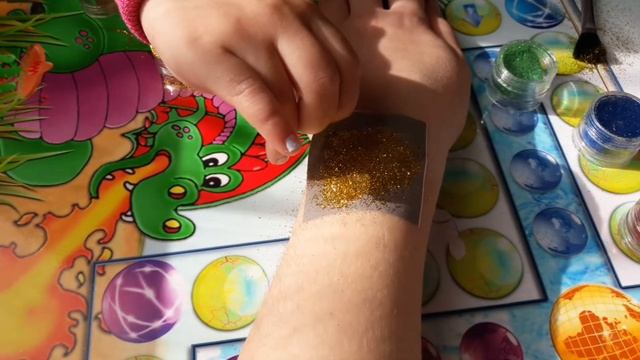 Как делать красивый цветок блесточками. Ульяна делает цветочек маме на руку и себе ? смотреть онлайн