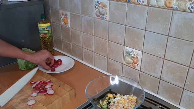 Великолепный, салат из простых ингредиентов. Молодая капуста, зелёный лук, редис и огурец. смотреть онлайн