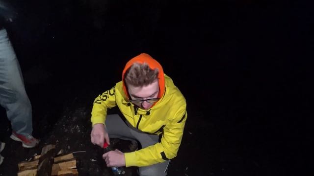 ВЫЖИВАЕМ НОЧЬ В СТРАШНОМ ЛЕСУ С ДЕВУШКОЙ / ПИТАЕМСЯ ЕДОЙ АРМИИ УКРАИНЫ смотреть онлайн
