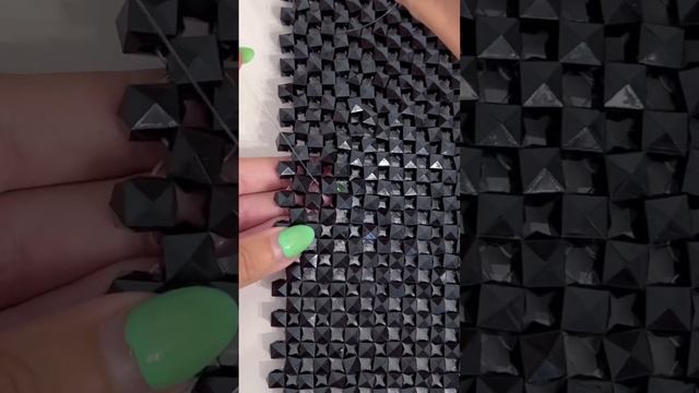 Лайфхак! Как выровнять кривой ряд плетения, не распуская! Сумка из бусин. смотреть онлайн