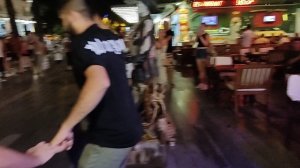 Турция 2022. Молодые турки танцуют на улице Кемера. Отдых в Турции.