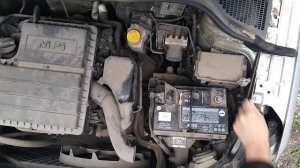 Skoda Rapid (снятие аккумулятора)