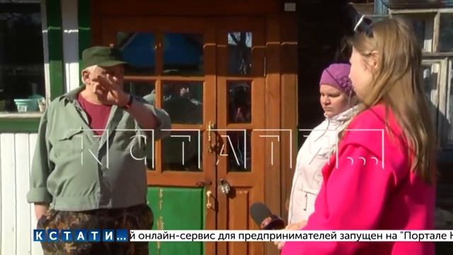 Сосед из мести за громкую музыку замуровал соседку в доме и перекрыл ей выход, установив забор смотреть онлайн