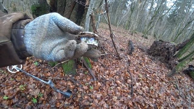 НАШЕЛ под ЛИСТОМ ЖЕСТИ в КОРНЯХ ГРАБА!!! смотреть онлайн