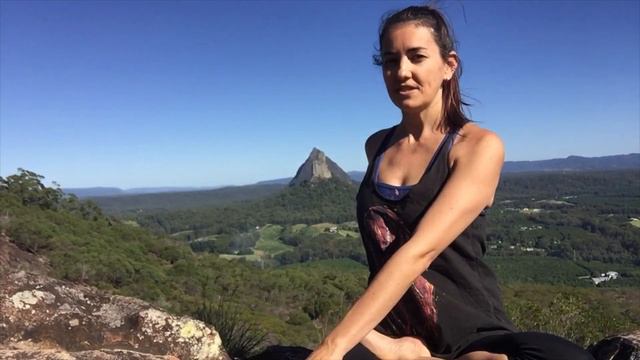 Bite Size Yoga - Spine stretch смотреть онлайн