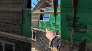 Процесс обшивки фронтона _ зашиваем фронтон доской, временно #строительство #фронтон #доска