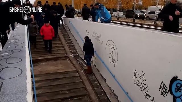 Наиль Магдеев проинспектировал ход строительства новых трамвайных путей смотреть онлайн
