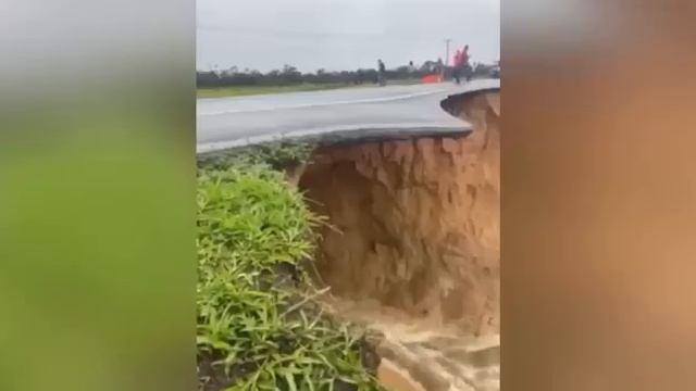More than 2 Million People Affected by floods and rain in Rio de Janeiro смотреть онлайн