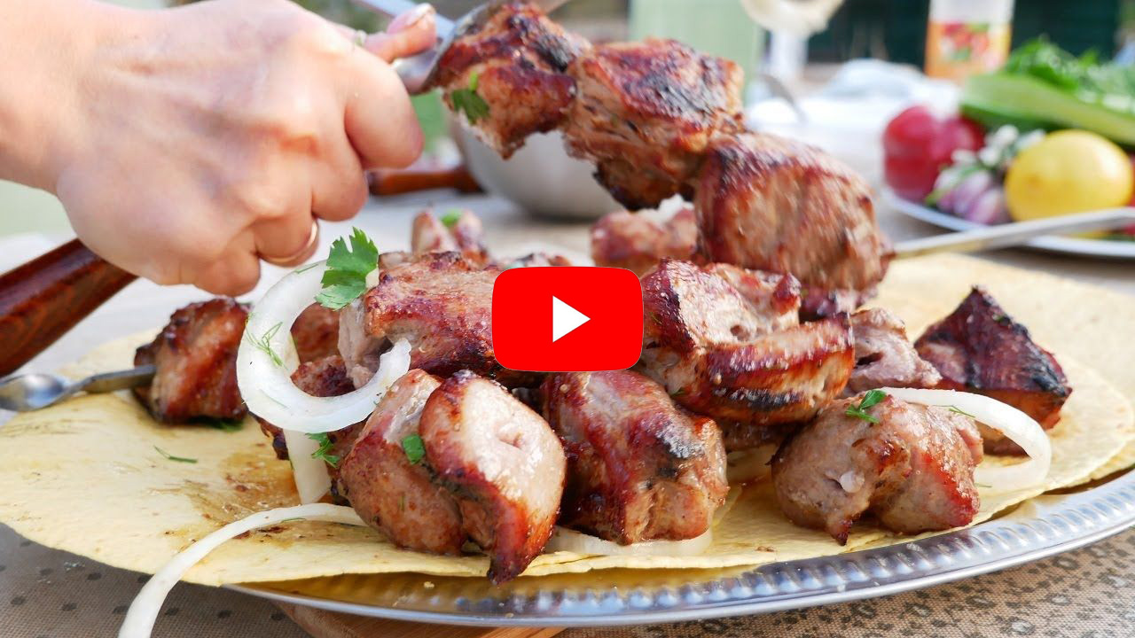 Шашлык из свиной шеи, замаринованный особым способом.