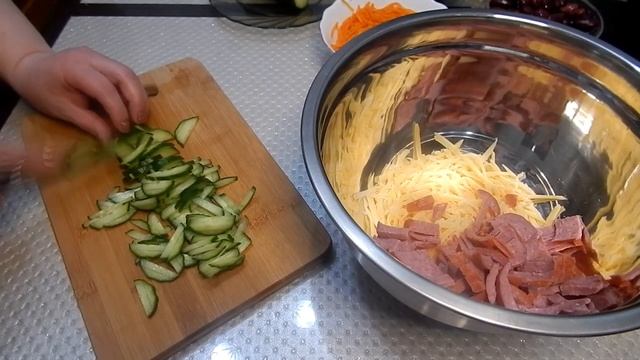 Салат с копченой колбасой и фасолью. смотреть онлайн