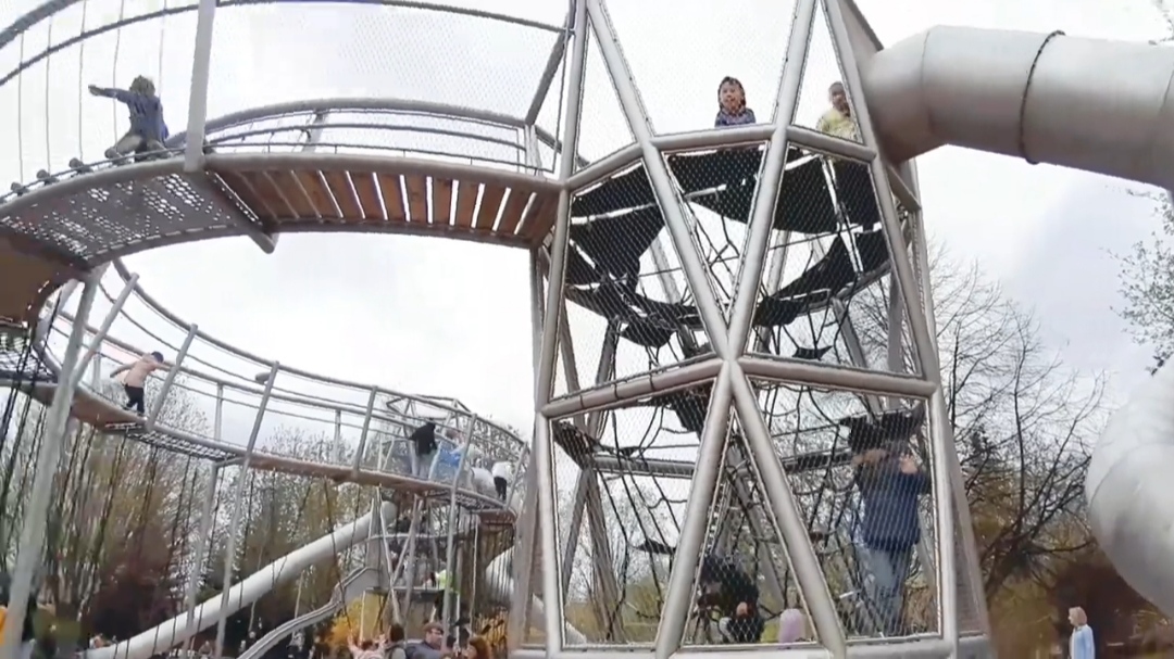 Парк Горького в Москве . Бесплатные детские площадки . Два способа добраться , читайте под видео ? смотреть онлайн