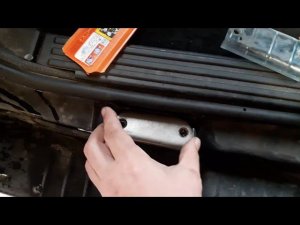 Устраняем скрип двери багажника