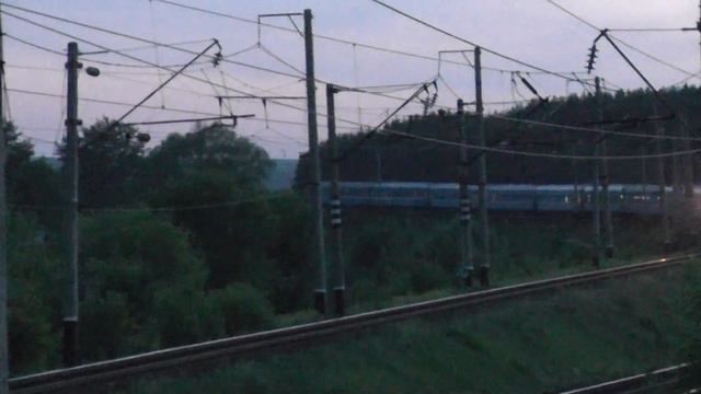 Электровоз ЧС4Т с туристическим поездом 