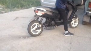 Скутер 200кубов  с двигателем от мото