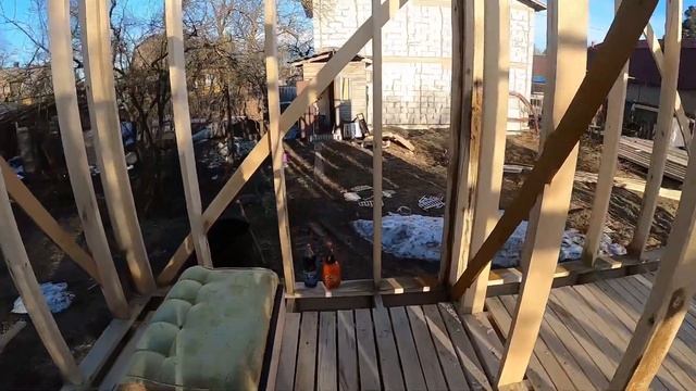 Доделали двери, окна, врезали укосину на внутренней стене, антисептировали часть внешних стен смотреть онлайн
