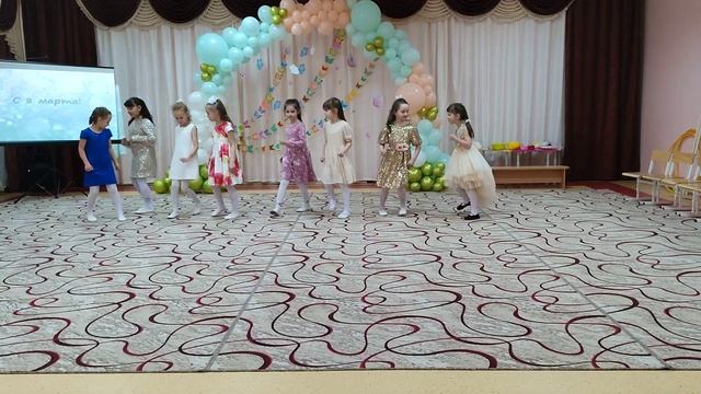 Вход на утренник 8 марта, подготовительная группа "Гномики" смотреть онлайн