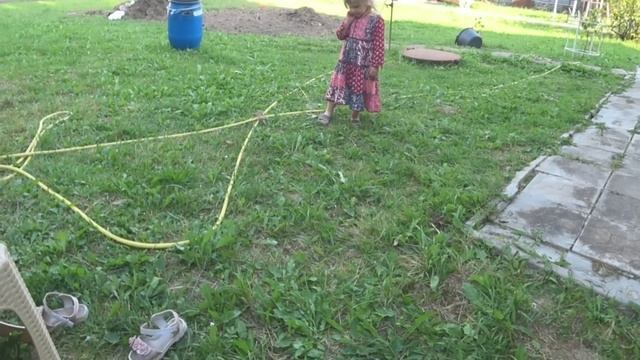 ВЛОГ...ЖИЗНЬ ВО ДВОРЦЕ///ЧТО у нас РАСТЁТ В ОГОРОДЕ///СОХНЕТ СОВСЕМ НЕ ТО ЧТО НУЖНО\\\РЕЛ... смотреть онлайн