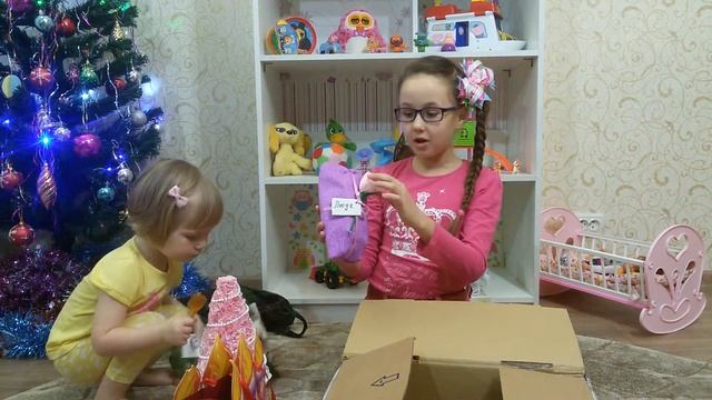 РАСПАКОВЫВАЕМ ПОСЫЛКУ ОТ ДРУЗЕЙ С ДВ. КРАСИВЫЕ ПОДАРКИ и ИГРУШКИ В ПОСЫЛКЕ ОТ ДРУЗЕЙ. смотреть онлайн