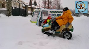 Дети и Машина. Диана, Даня и Милан зимой на машинах. Манкиту