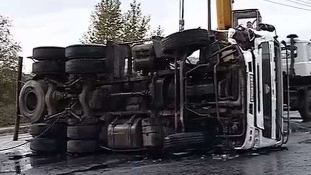 Бетономешалка перевернулась в Череповце смотреть онлайн