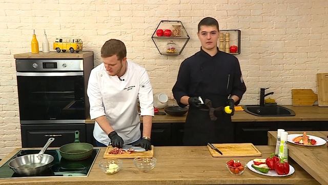 Есть после 6. Слово шефа. 06.12.21. Лосось с яблоками и свинина с картофелем пай смотреть онлайн