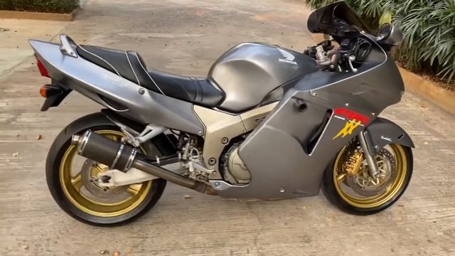 Honda CBR1100 Super Black Bird.