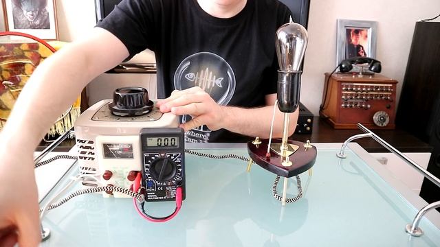 Включаю столетнюю лампочку с угольным волоском! смотреть онлайн