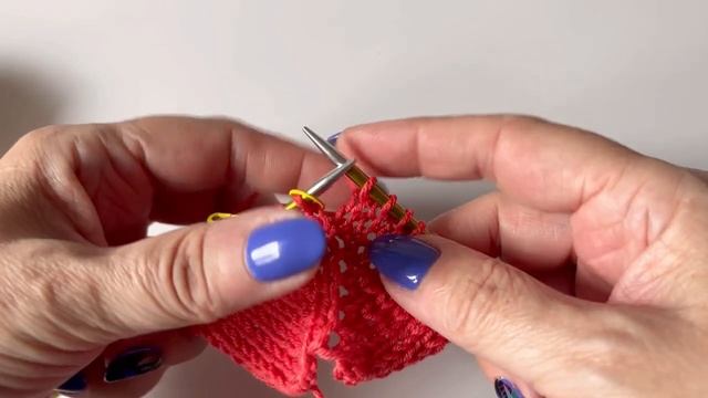 Как сделать прибавку из протяжки в реглане, при вязании спицами смотреть онлайн