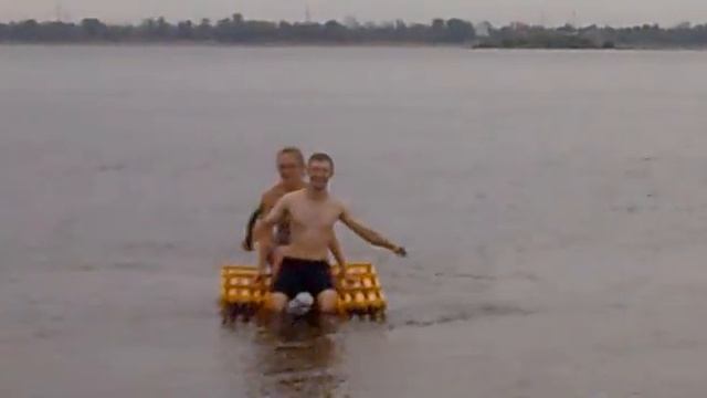 Испытания (альфа) катамарана на ПЭТ кегах 17.08.2016 смотреть онлайн