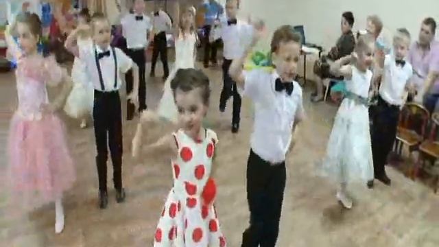 Танец "Россия - мы дети твои". Выпускной в детском саду. смотреть онлайн