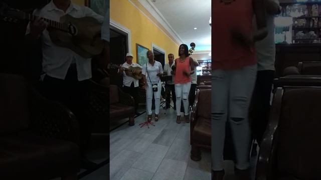 Красивые кубинские девушки исполняют песню Despacito смотреть онлайн