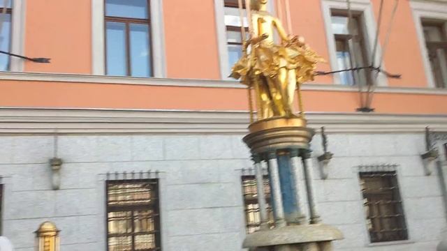 Фонтан на улице Старый" Арбат" в городе Москва. смотреть онлайн