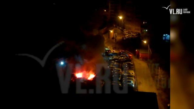 VL ru На парковке в районе улицы Зейской ночью горели 9 автомобилей смотреть онлайн
