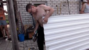 Обшиваем стену профлистом ! Быстро и качественно! We cover the wall with a profiled sheet !