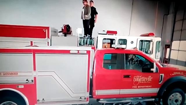 ПОЖАРНЫЙ СДЕЛАЛ ПРЕДЛОЖЕНИЕ ДЕВУШКЕ С ПОМОЩЬЮ ШЛАНГА смотреть онлайн