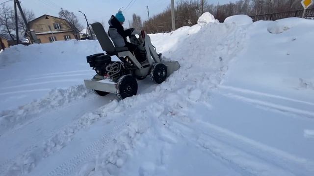 Руслан Учится управлять мини погрузчиком , 9 лет вполне может почистить снег под присмотром смотреть онлайн