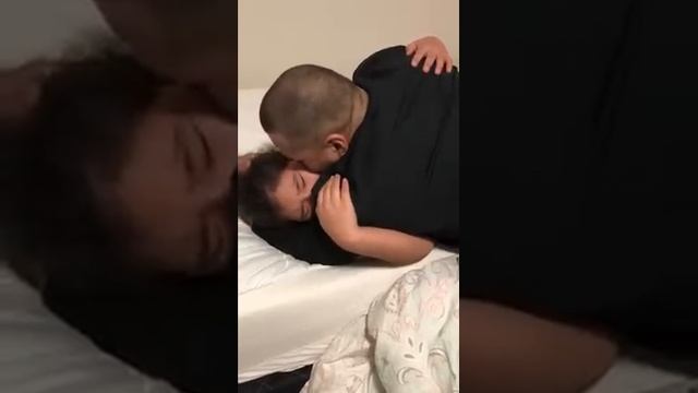 Military Dad Surprises Sleeping Daughter with Visit Home - 1024068-1 смотреть онлайн