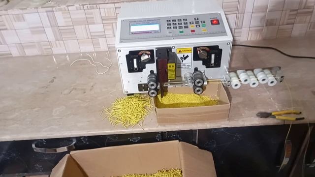 LED Bulb Driver automatic Wire cutting and Stripping Machine смотреть онлайн