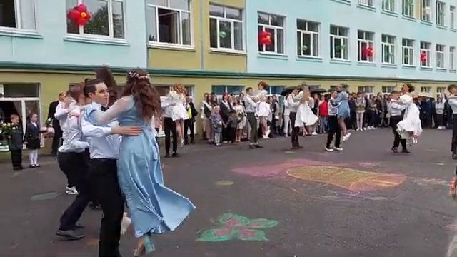 Красивый вальс выпускников- 2022 смотреть онлайн