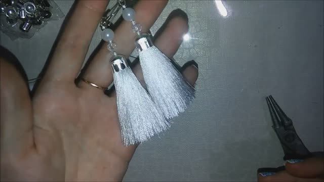 Серьги кисточки из вискозных нитей своими руками..