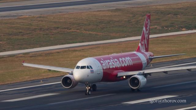 Эйрбас А320 авиакомпании Thai AirAsia приземляется в аэропорту Пхукет.