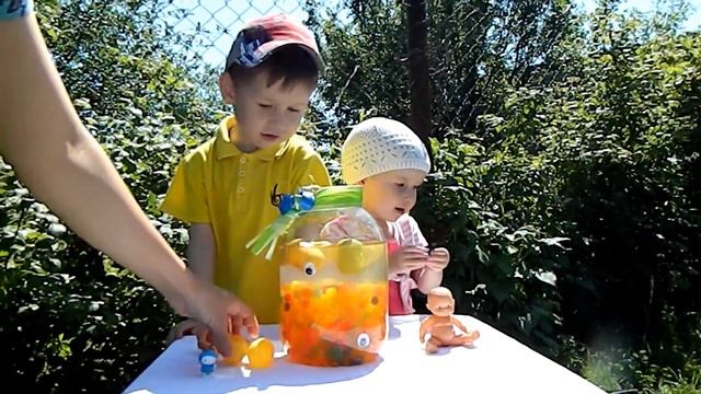 Выращиваем разноцветные гелевые шарики. Ищем игрушки сюрпризы. смотреть онлайн