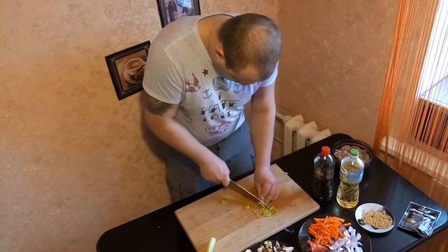 Лапша по-китайски. ВОК. С курицей.Noodles with chicken in Chinese wok. смотреть онлайн