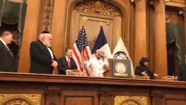 Lipa Sings God Bless America in Yiddish смотреть онлайн