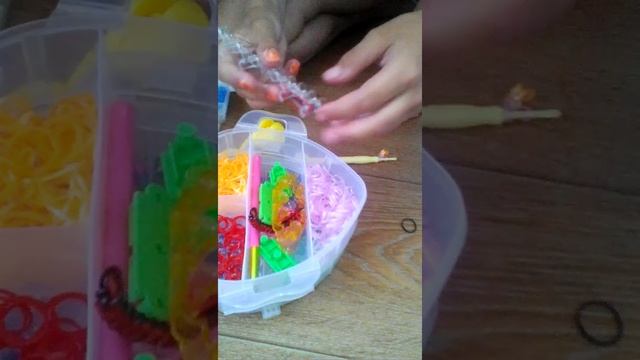 Делаем фенечки из резинок 3-х видов смотреть онлайн