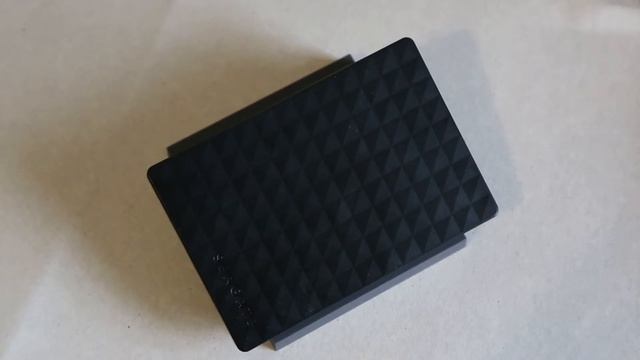 ОНЛАЙН ТРЕЙД.РУ Видеообзор на Внешний жесткий диск Seagate Expansion 2.5' 1.0Tb USB 3.0 STEA1000400 смотреть онлайн