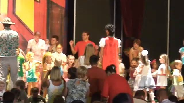 Дети танцуют. Дети развлекаются на отдыхе в одном из отелей. смотреть онлайн