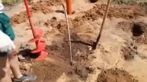 Бурение земли мотобуром с удлинителем