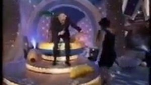 Ржака!Немецкая певица скатилась во время выступления!